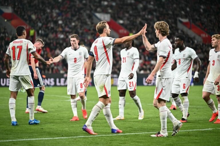 England break down stubborn Czechs
