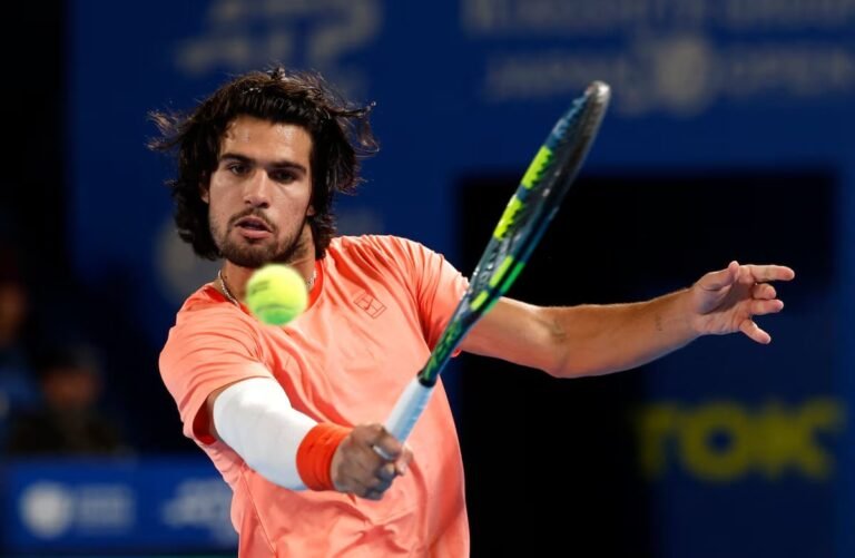 Alcaraz rallies past Munar into Japan Open final